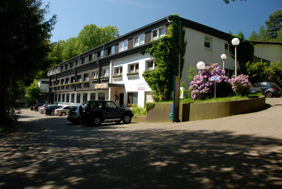 Hotel Eifeltor von außen – Parkplätze direkt am Haus